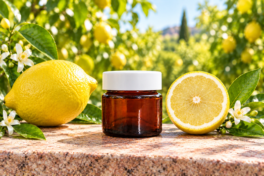 Citrus limon showcase with the centred 4 cm jar and full-sized lemons on pale pink granite